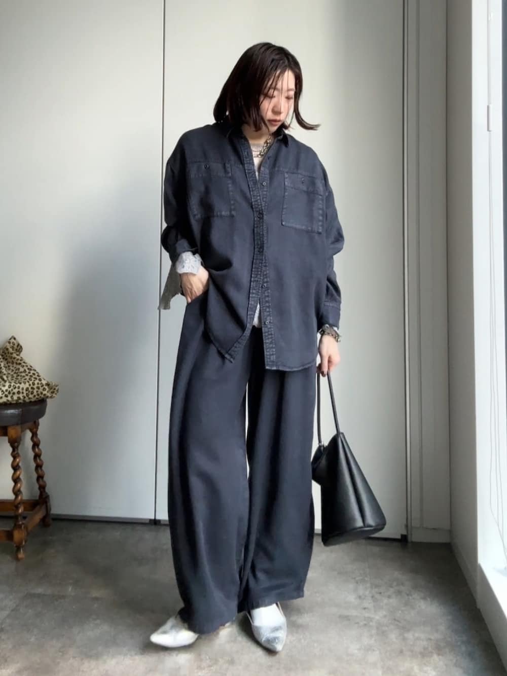 グレー系のシャツ/ブラウス、ブルー系のシャツ/ブラウス、ブルー系のその他パンツを着用したレディースの冬コーディネートの4枚目の写真