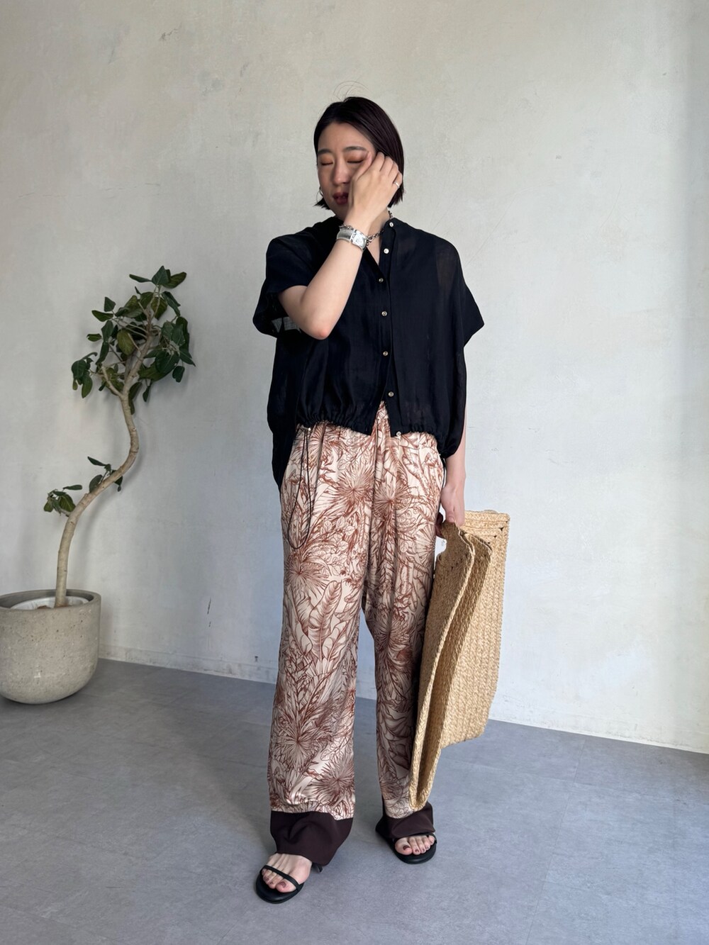 ブラウン系のその他パンツ、ブラック系のシャツ/ブラウスを着用したレディースの夏コーディネートの4枚目の写真