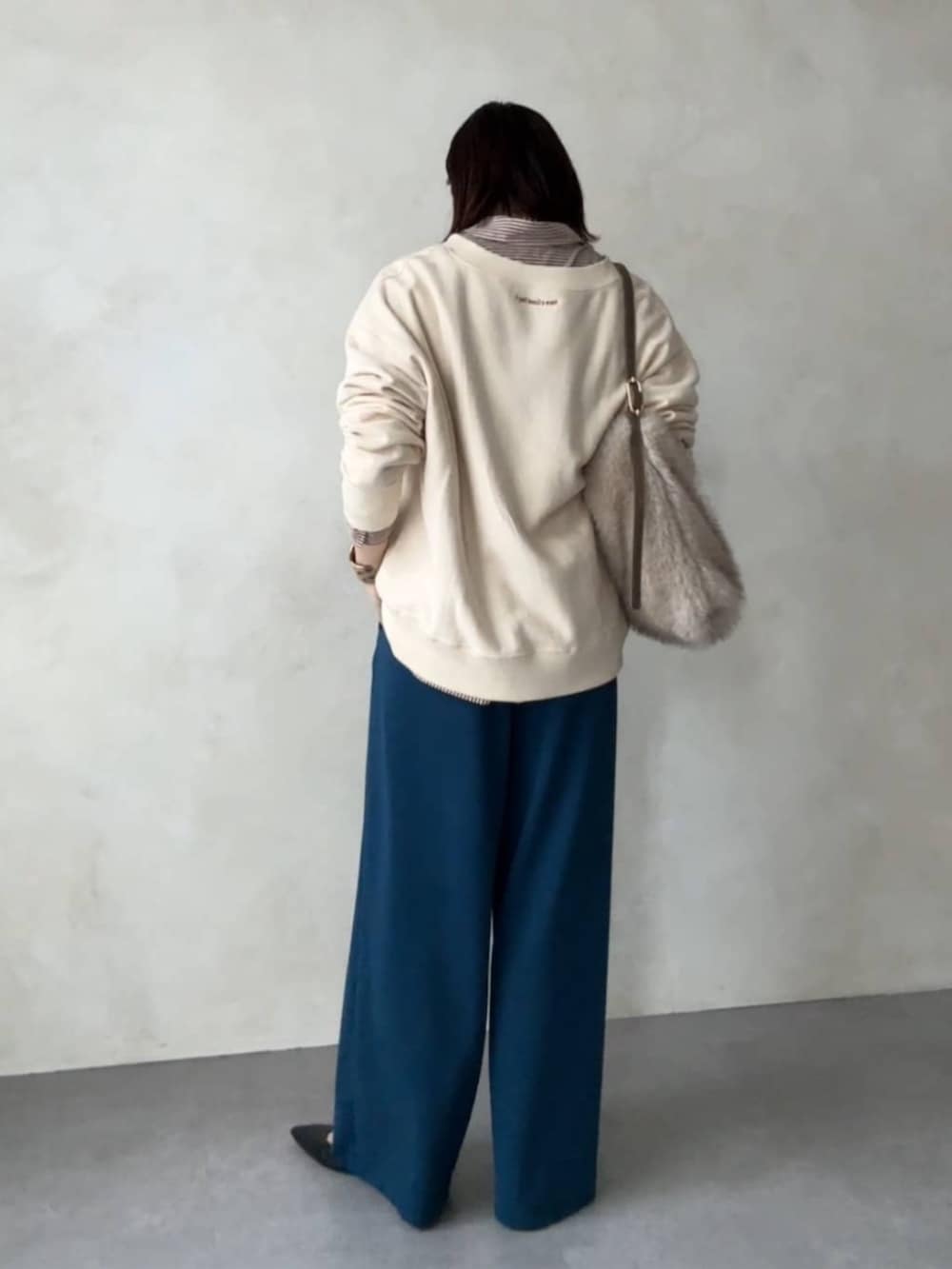 ホワイト系のスウェット、グレー系のシャツ/ブラウス、ブルー系のその他パンツを着用したレディースの秋コーディネートの5枚目の写真