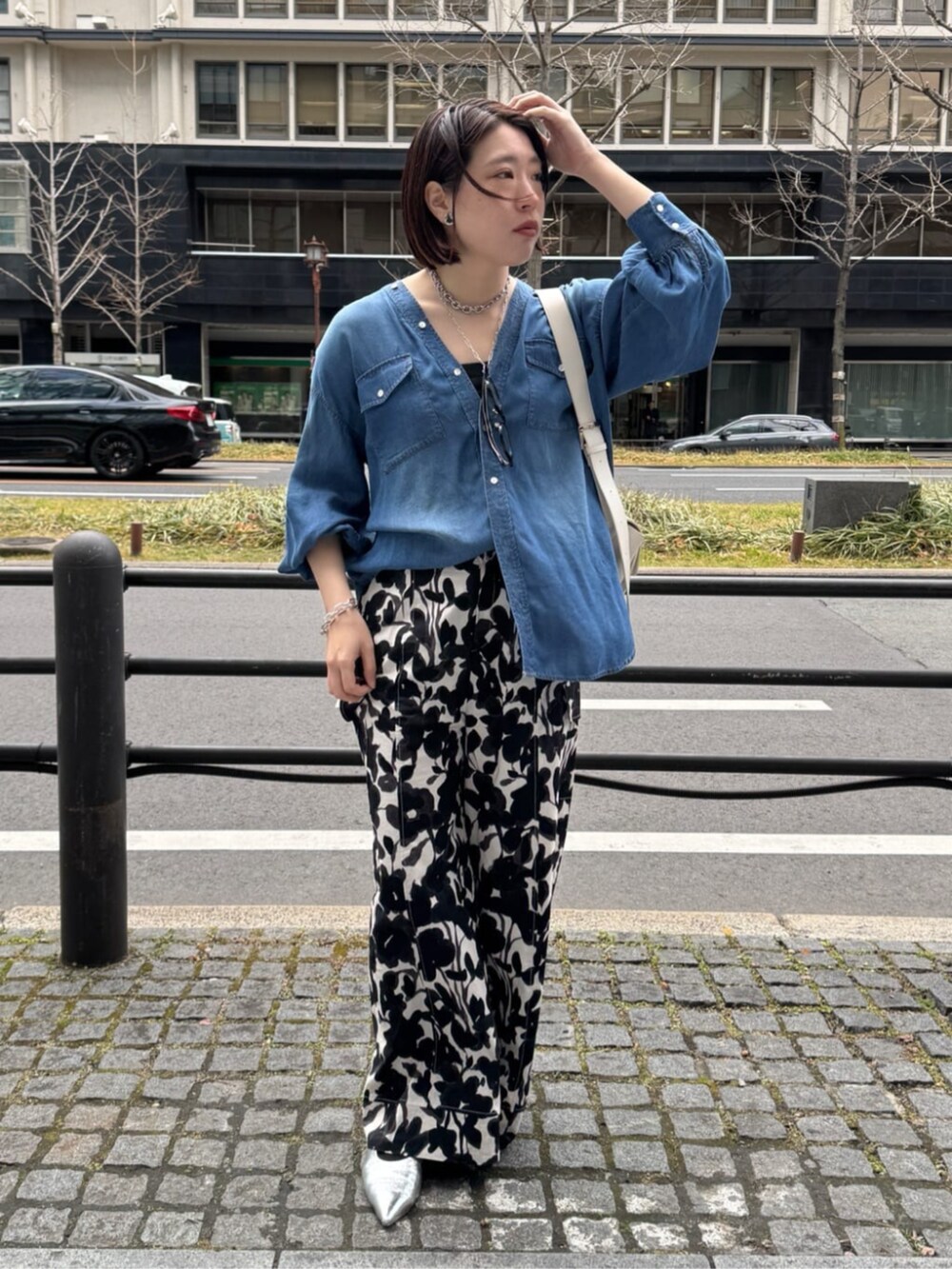 ホワイト系のその他パンツ、ブルー系のシャツ/ブラウスを着用したレディースの春コーディネートの2枚目の写真