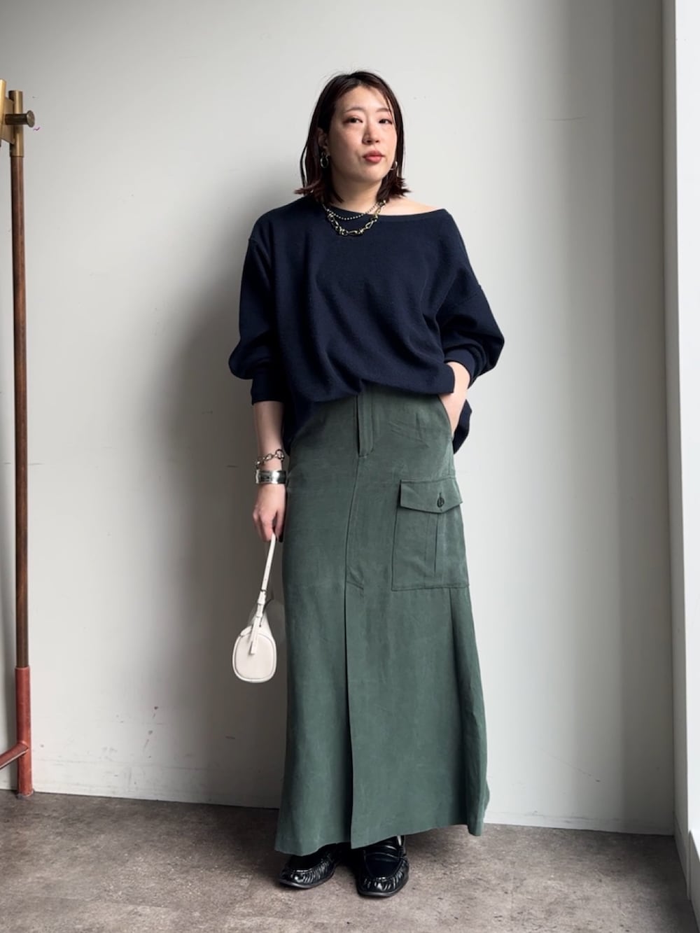 グリーン系のスカート、ブルー系のTシャツ/カットソーを着用したレディースの冬コーディネートの4枚目の写真