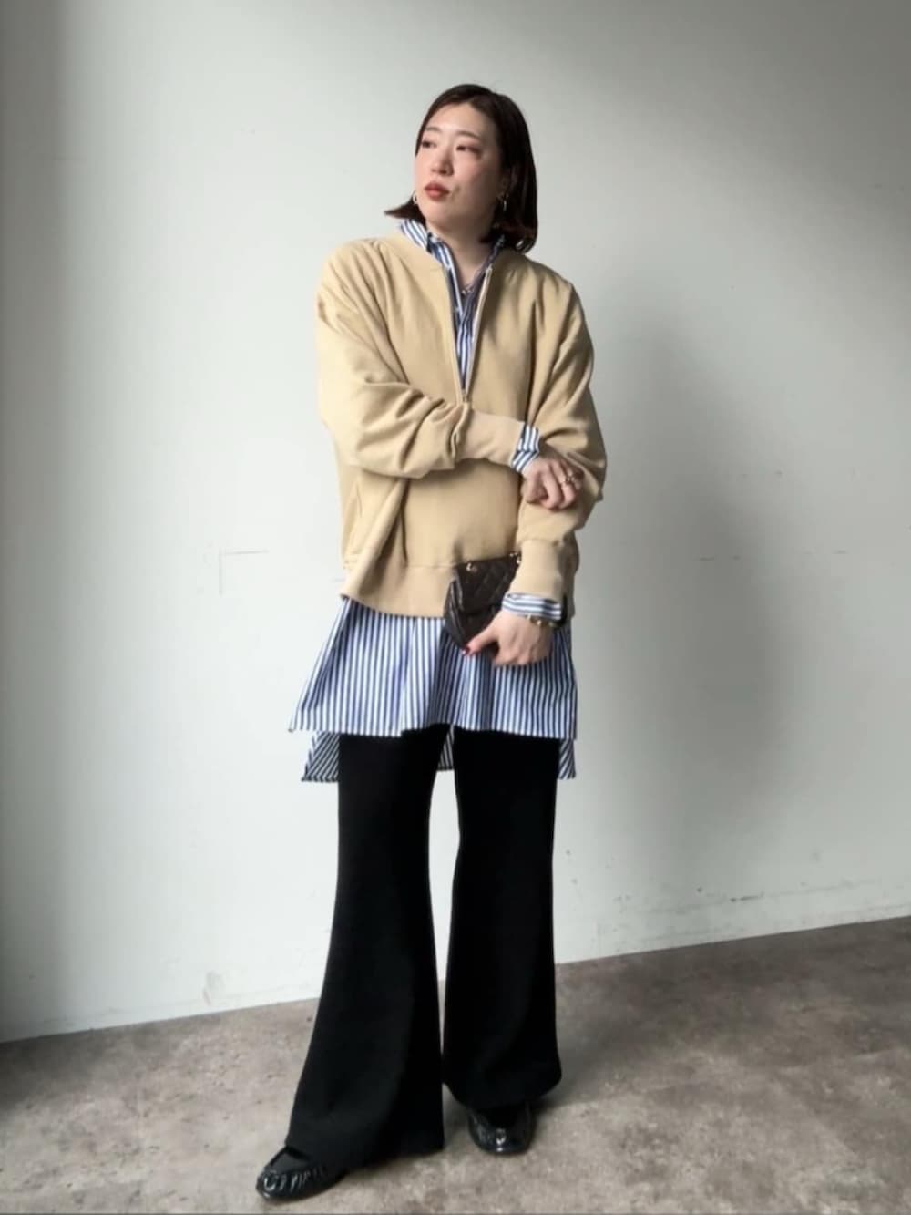 ブルー系のシャツ/ブラウス、ブラック系のその他パンツ、ブラック系のスウェットを着用したレディースの冬コーディネートの2枚目の写真