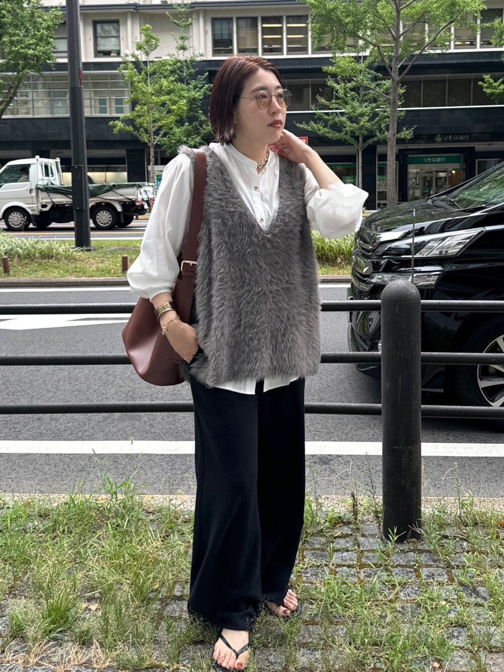 グレー系のニット/セーター、ブラック系のその他パンツ、ブラウン系のショルダーバッグを着用したレディースの夏コーディネートの8枚目の写真