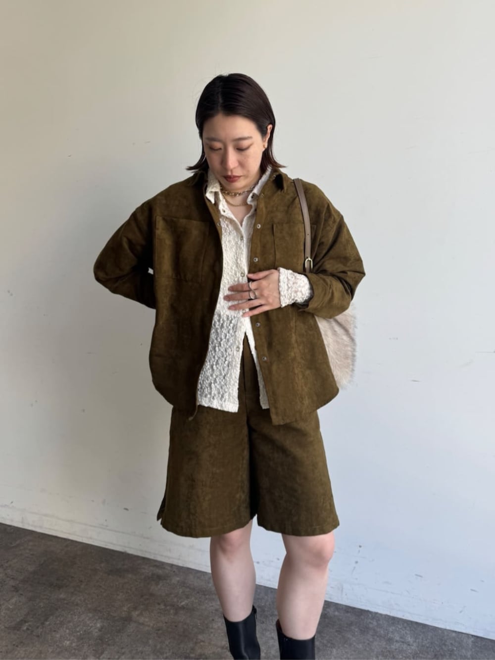 ホワイト系のシャツ/ブラウス、グリーン系のその他アウター、グリーン系のその他パンツを着用したレディースの秋コーディネートの5枚目の写真