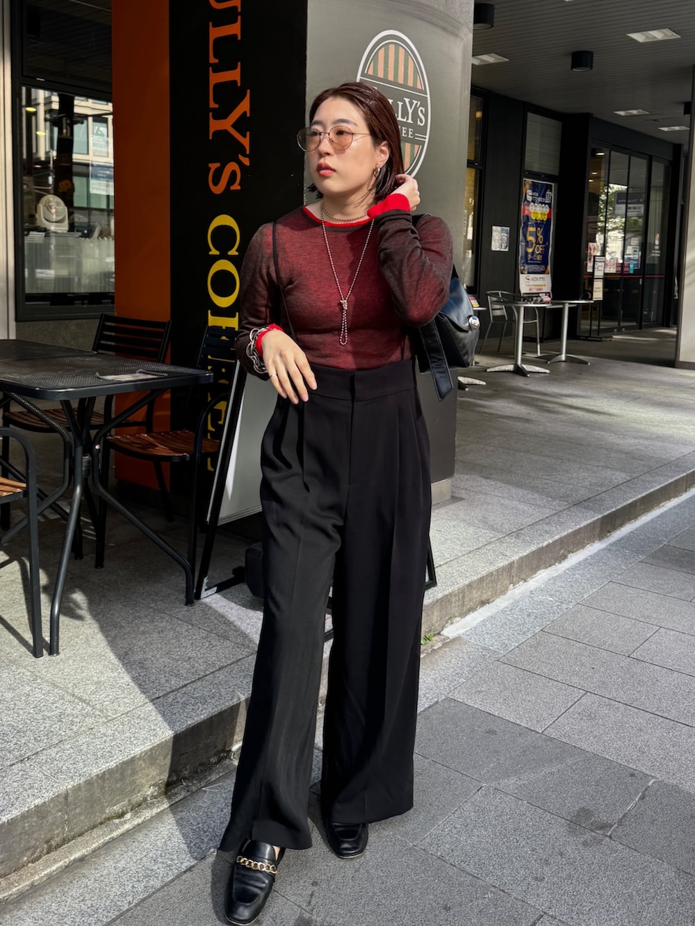 ブラック系のその他パンツ、グリーン系のその他アウター、レッド系のニット/セーターを着用したレディースの秋コーディネートの9枚目の写真