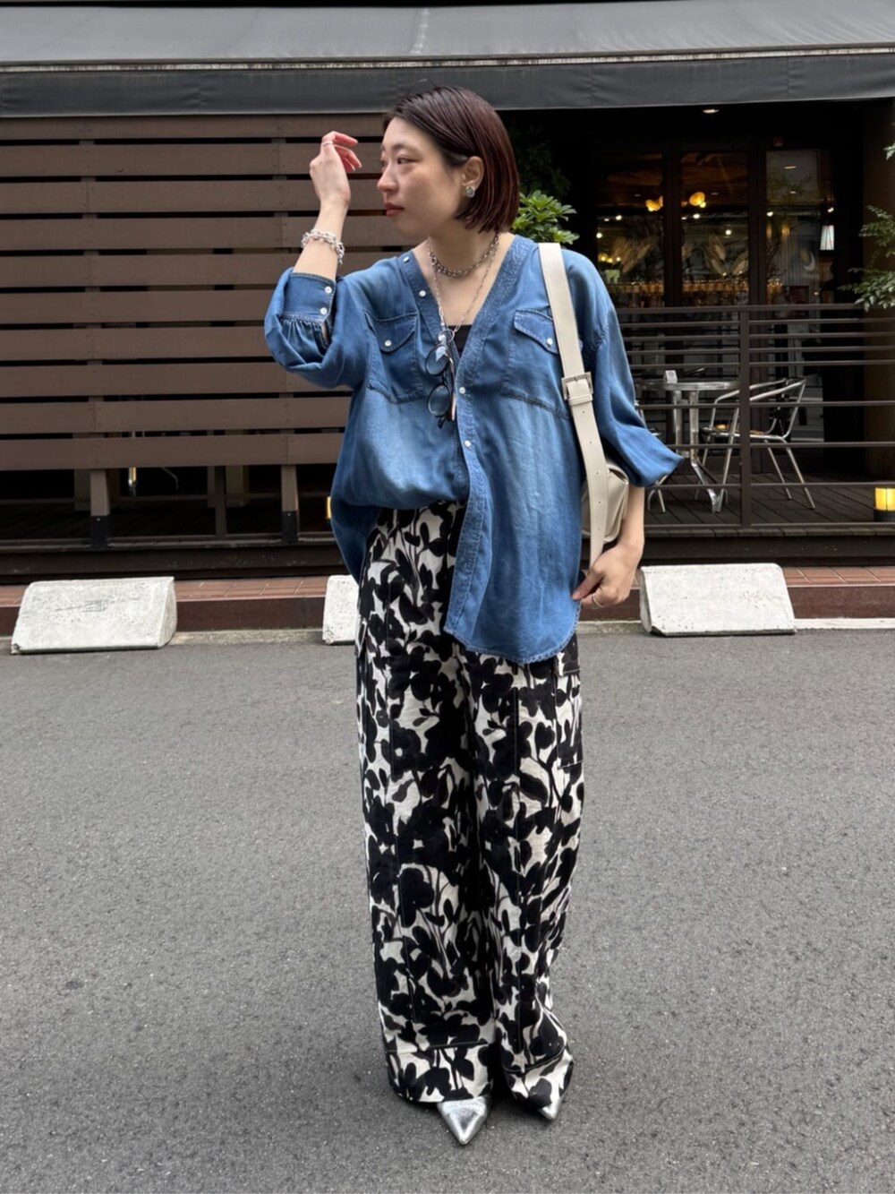 ホワイト系のその他パンツ、ブルー系のシャツ/ブラウスを着用したレディースの春コーディネートの7枚目の写真