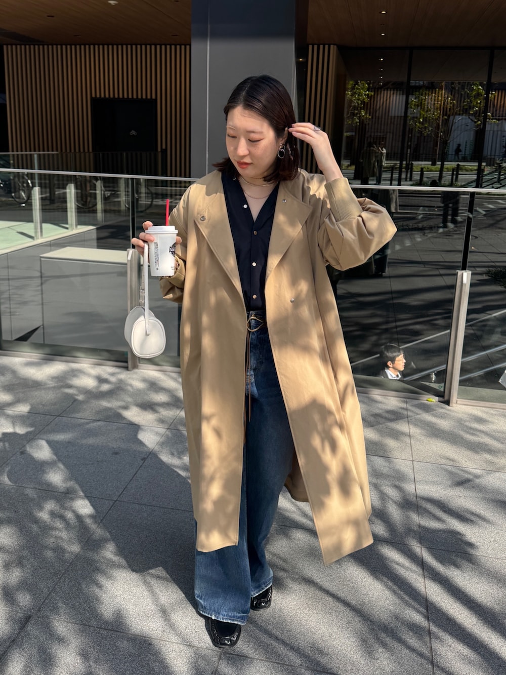 ブルー系のデニムパンツ、イエロー系のその他アウター、ブルー系のシャツ/ブラウスを着用したレディースの春コーディネートの8枚目の写真