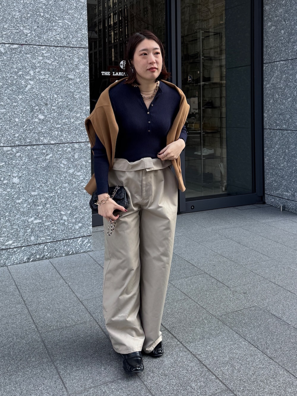 ベージュ系のその他パンツ、ブルー系のニット/セーター、イエロー系のスウェットを着用したレディースの冬コーディネートの6枚目の写真