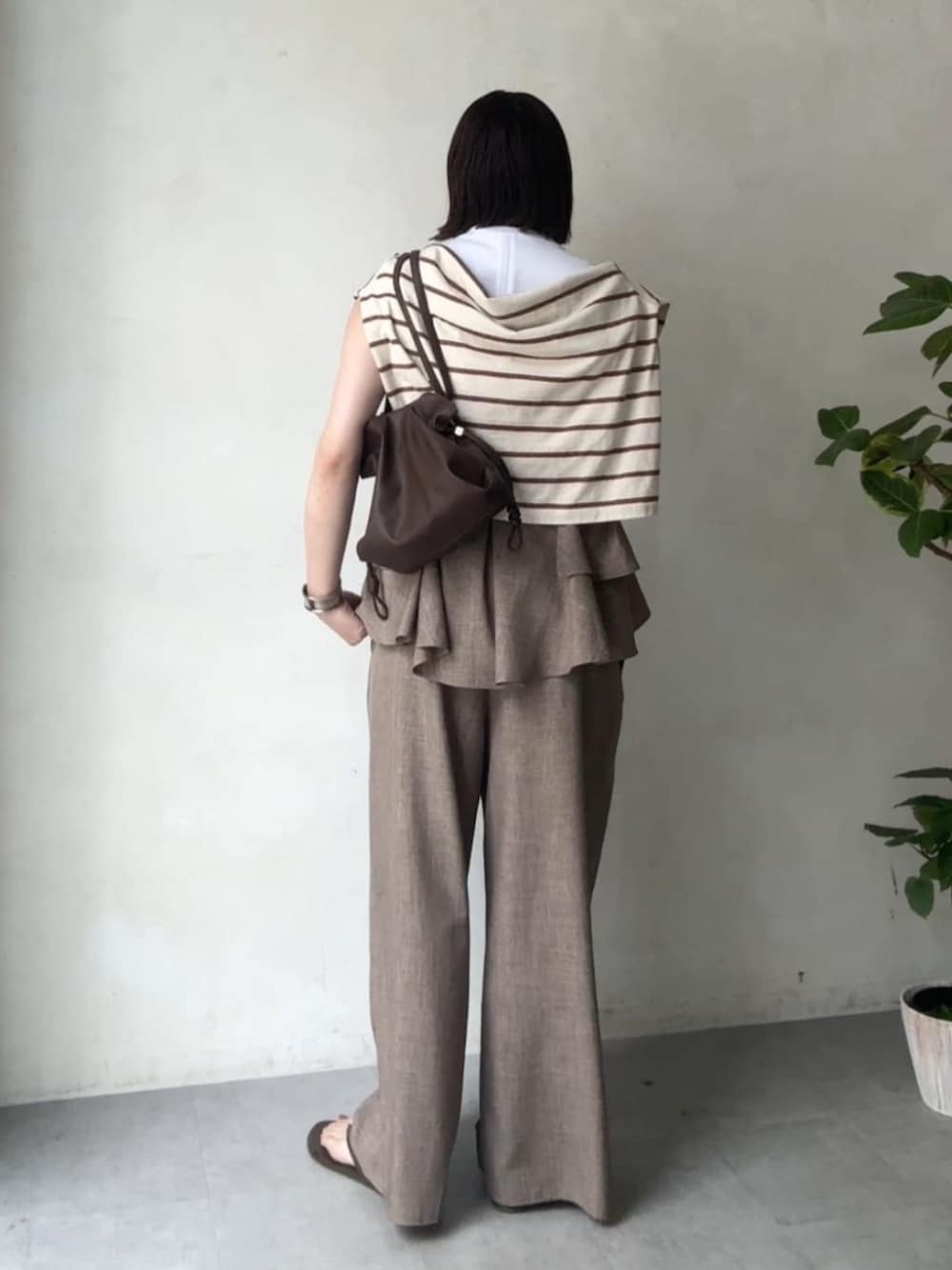 ベージュ系のつなぎ/オールインワン、ホワイト系のTシャツ/カットソーを着用したレディースの春コーディネートの3枚目の写真