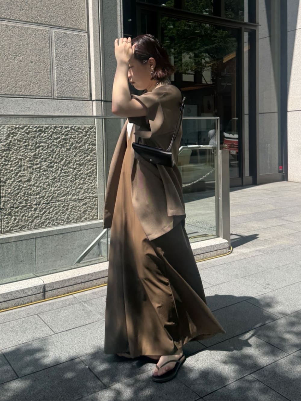 ホワイト系のタンクトップ、ブラウン系のテーラードジャケット、ベージュ系のワンピースを着用したレディースの夏コーディネートの2枚目の写真