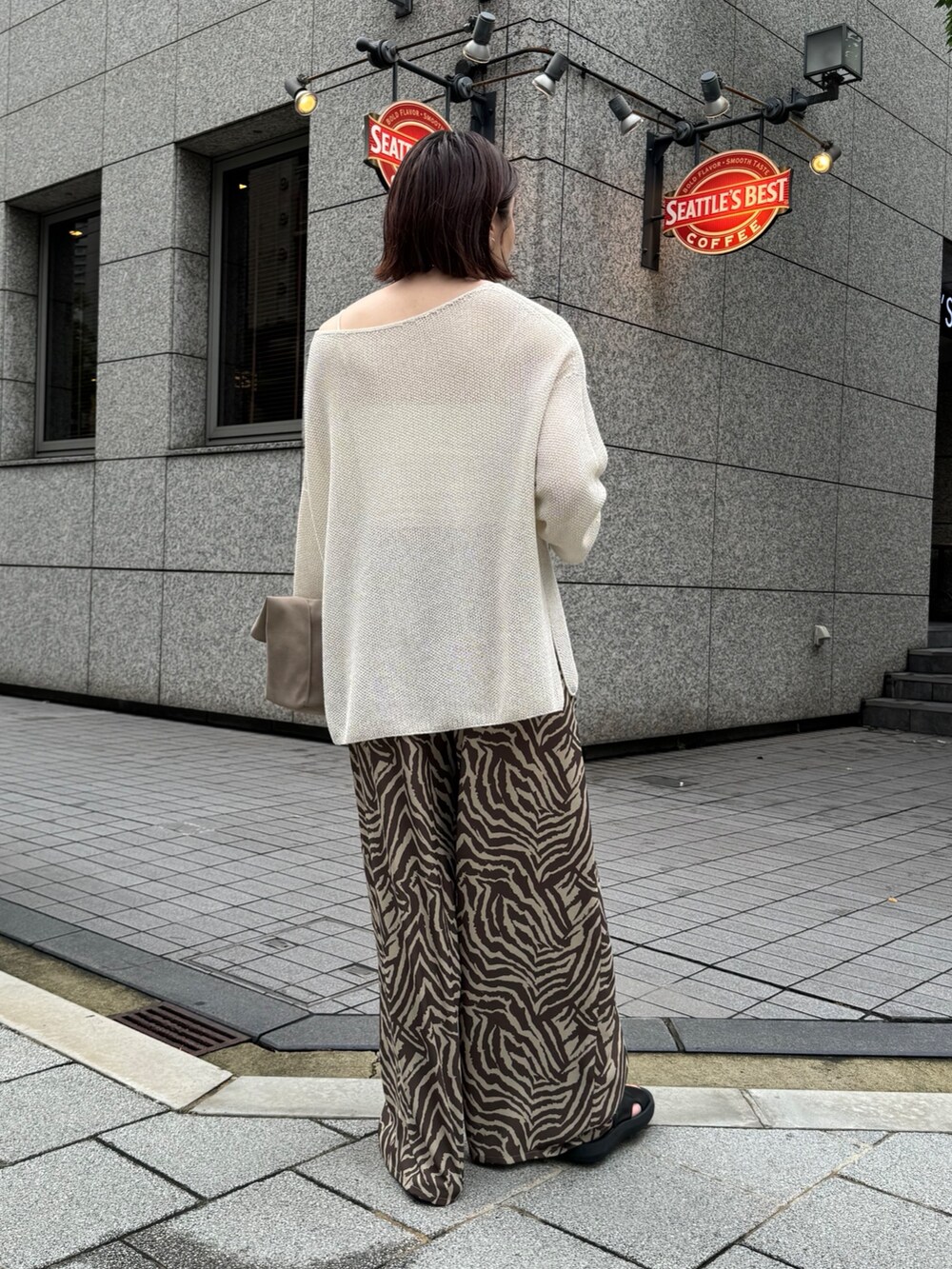 ベージュ系のニット/セーター、ブラウン系のその他パンツを着用したレディースの夏コーディネートの8枚目の写真