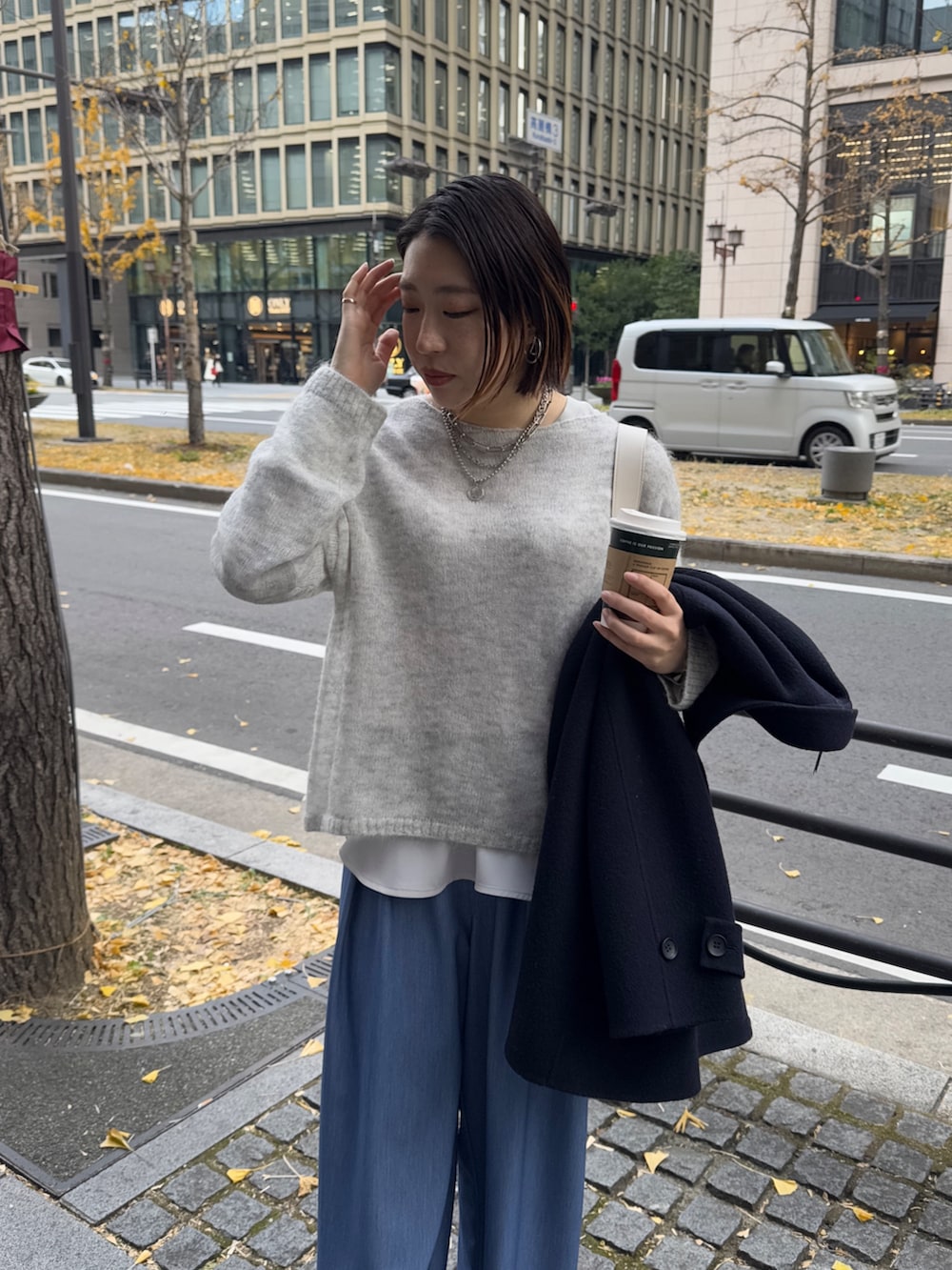 ブルー系のその他パンツ、ブルー系のその他アウター、グレー系のニット/セーターを着用したレディースの冬コーディネートの9枚目の写真