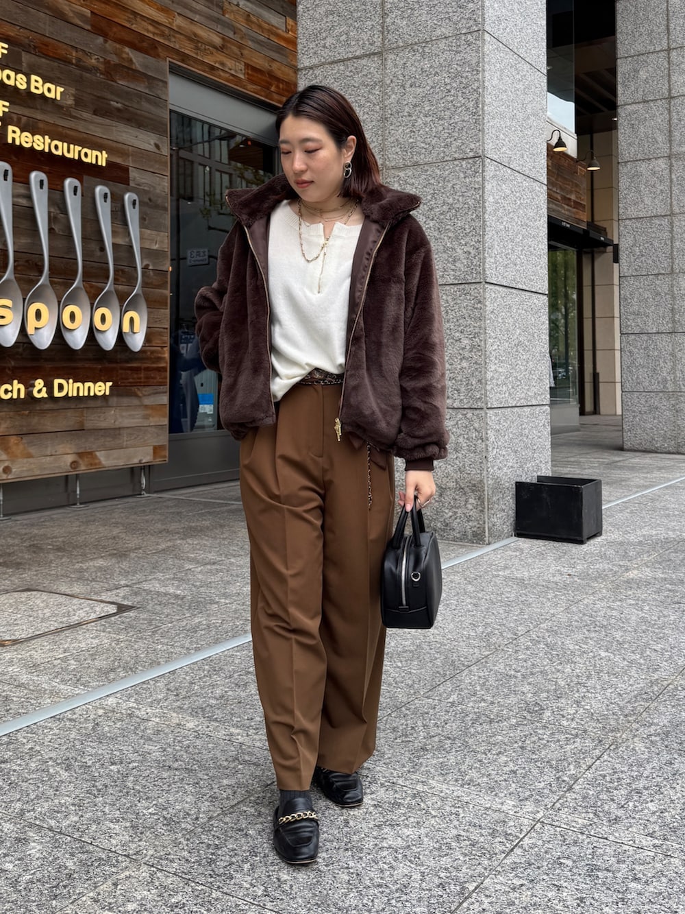 ブラウン系のその他パンツ、グレー系のその他アウター、ホワイト系のニット/セーターを着用したレディースの冬コーディネートの2枚目の写真