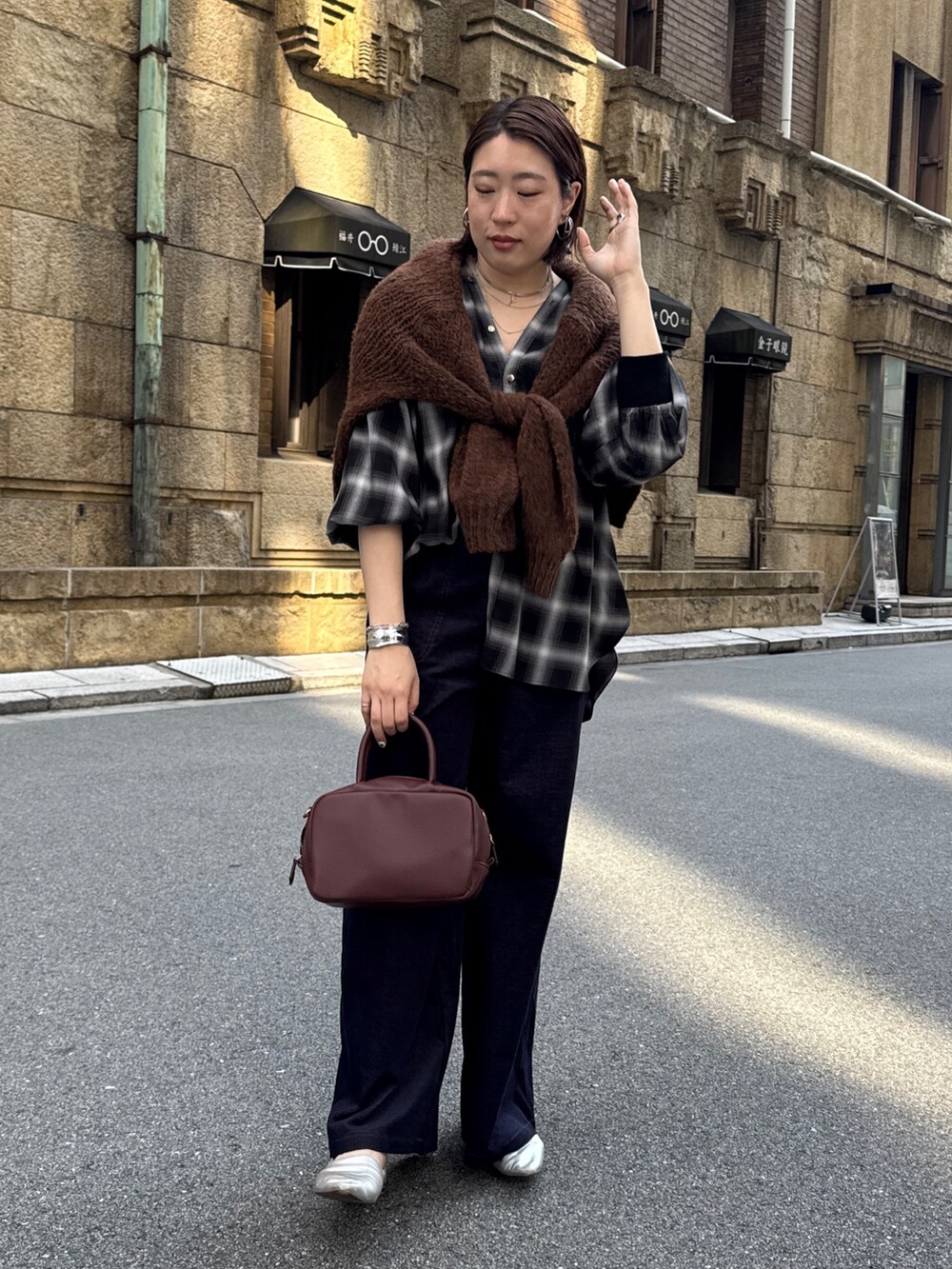 ブラック系のその他パンツ、ブラック系のシャツ/ブラウス、ブラウン系のニット/セーターを着用したレディースの秋コーディネートの3枚目の写真