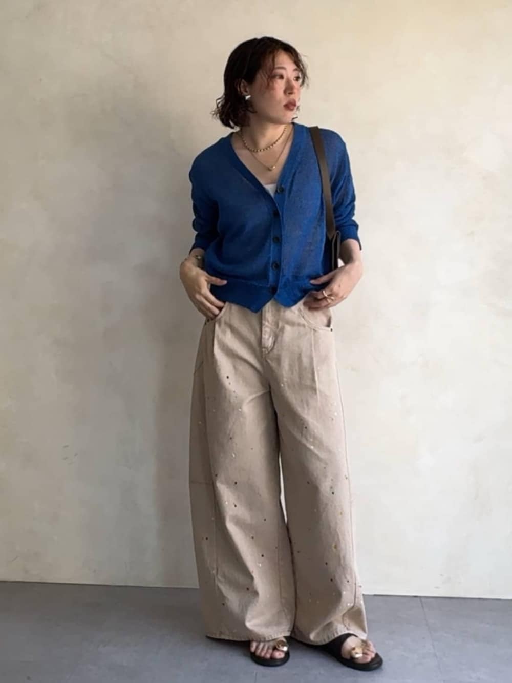 ブルー系のカーディガン/ボレロ、ベージュ系のその他パンツ、レッド系のベルトを着用したレディースの夏コーディネートの4枚目の写真