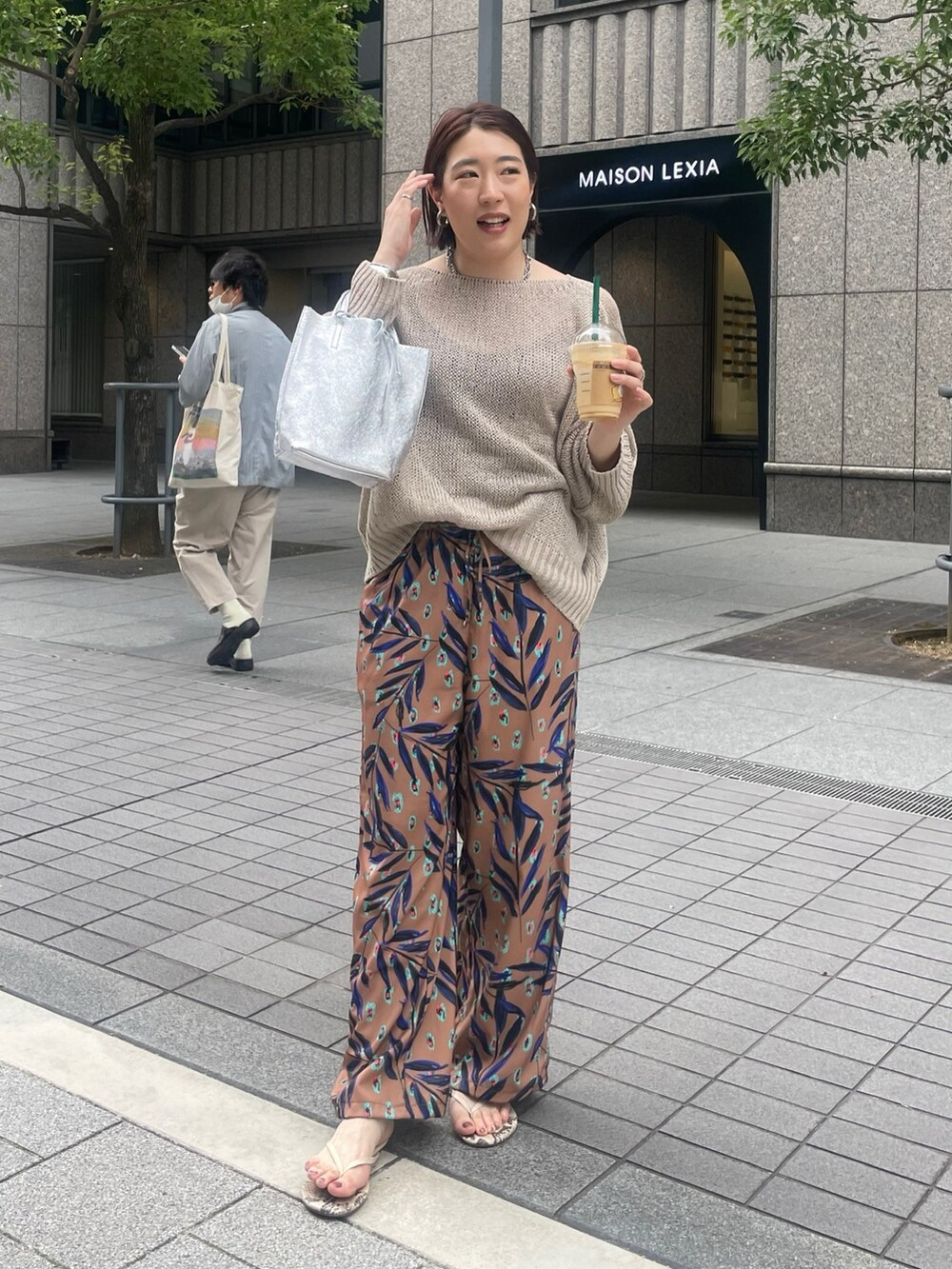 イエロー系のその他パンツ、ベージュ系のニット/セーター、シルバー系のショルダーバッグを着用したレディースの夏コーディネートの3枚目の写真