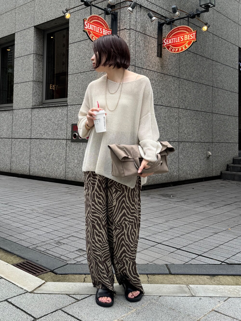 ベージュ系のニット/セーター、ブラウン系のその他パンツを着用したレディースの夏コーディネートの2枚目の写真