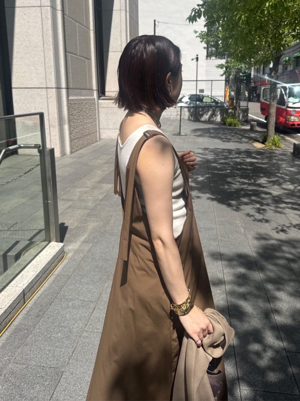 ホワイト系のタンクトップ、ブラウン系のテーラードジャケット、ベージュ系のワンピースを着用したレディースの夏コーディネートの9枚目の写真