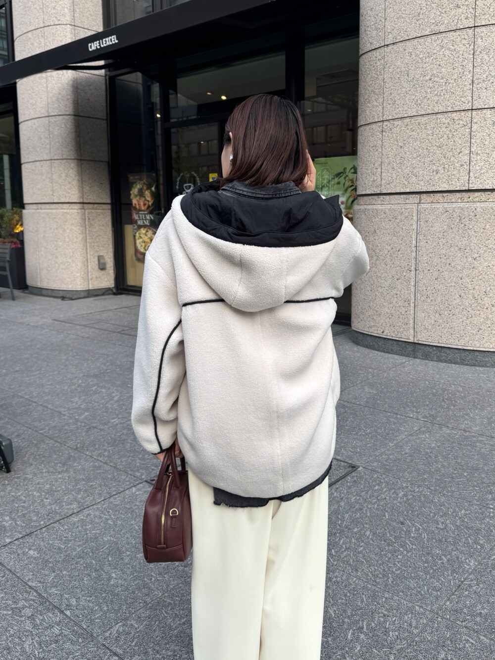 ホワイト系のその他アウター、ブルー系のシャツ/ブラウス、ブラウン系のTシャツ/カットソーを着用したレディースの秋コーディネートの10枚目の写真