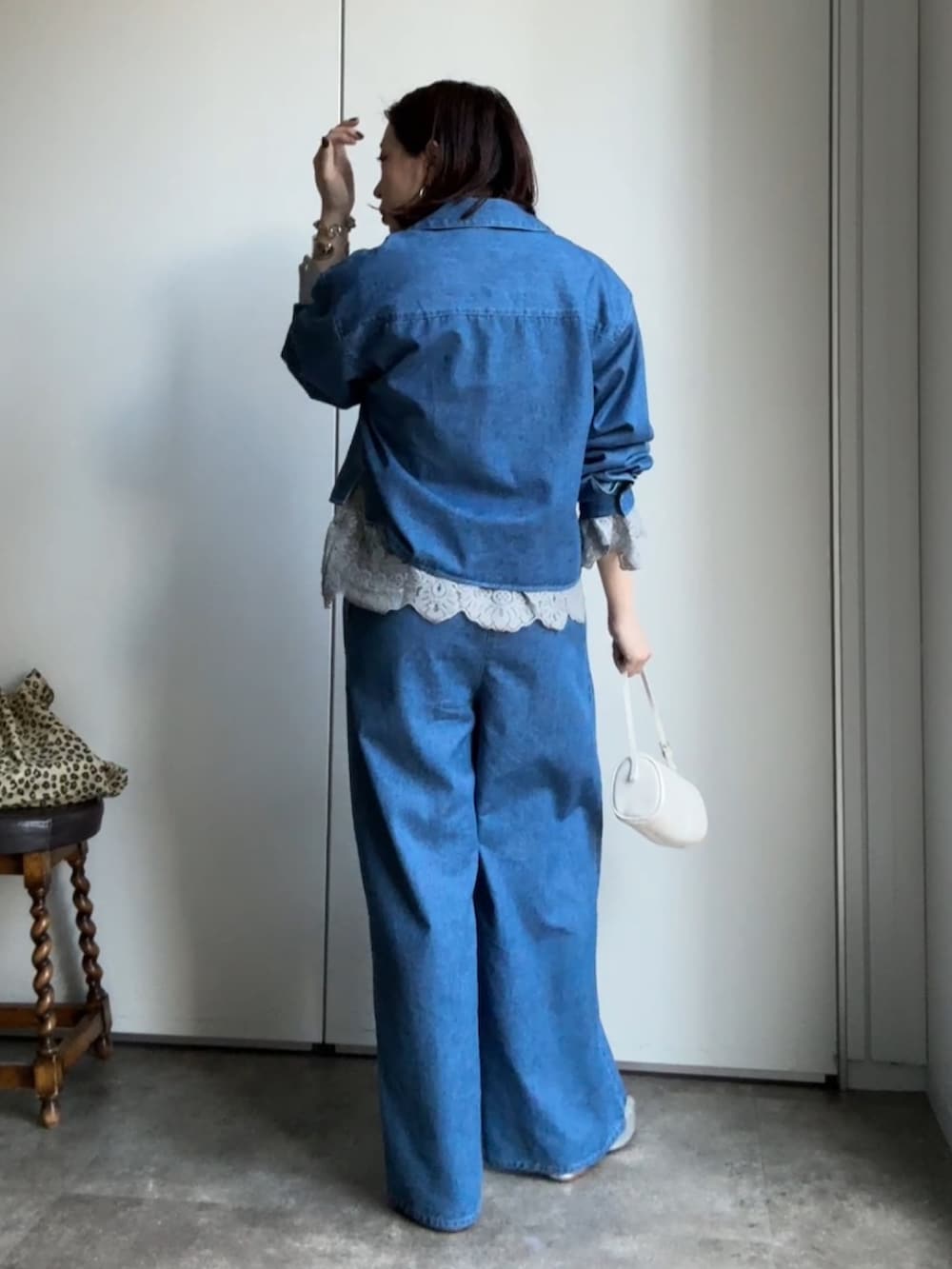 ブルー系のシャツ/ブラウス、ブルー系のその他パンツ、グレー系のシャツ/ブラウスを着用したレディースの冬コーディネートの2枚目の写真