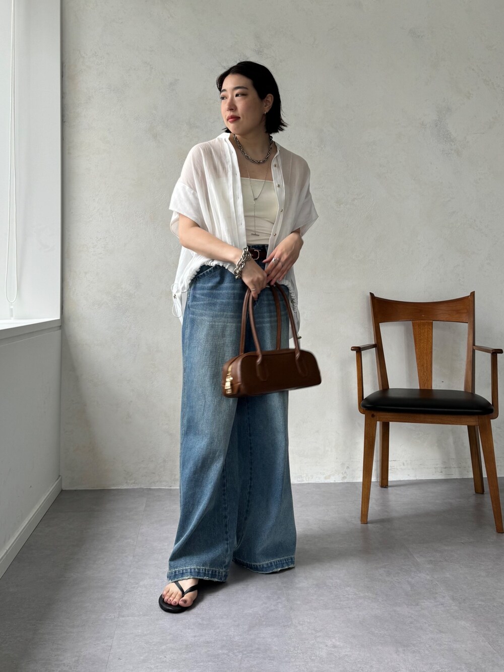 ブルー系のデニムパンツ、ホワイト系のシャツ/ブラウスを着用したレディースの夏コーディネートの8枚目の写真