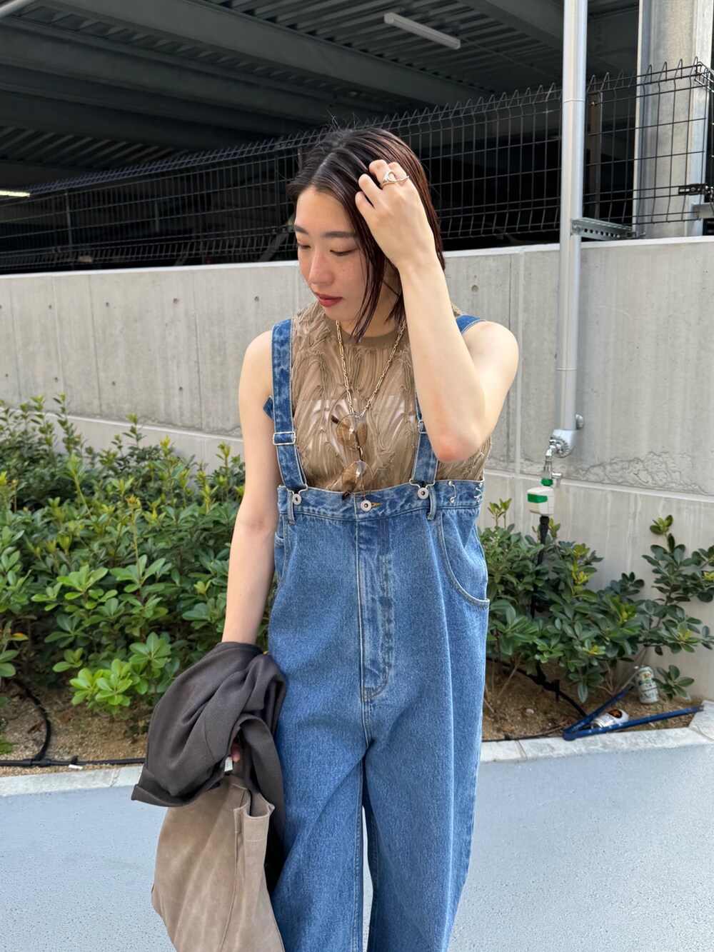 「カーキ、ジャケット、サロペット、デニム、デニムコーデ、刺繍、シアートップス、透け感、秋コーデ、夏コーデ、秋服、夏服、おしゃ見えテクニック、大人カジュアルコーデ、カジュアルコーデ」｜「DouDouのデニムサロペット（サロペット/オーバーオール、ブルー系）」を使った、yuさん（レディース・162cm）の夏コーディネートの9枚目の写真