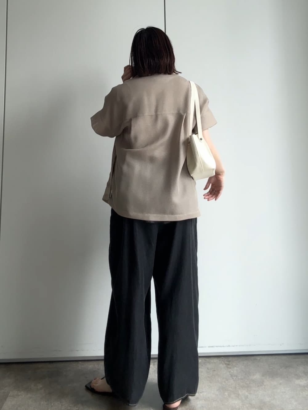 ベージュ系のテーラードジャケット、ベージュ系のTシャツ/カットソー、ブラック系のつなぎ/オールインワンを着用したレディースの夏コーディネートの6枚目の写真