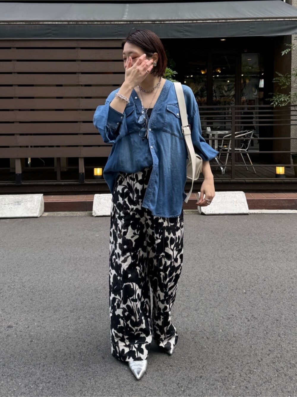 ホワイト系のその他パンツ、ブルー系のシャツ/ブラウスを着用したレディースの春コーディネートの5枚目の写真