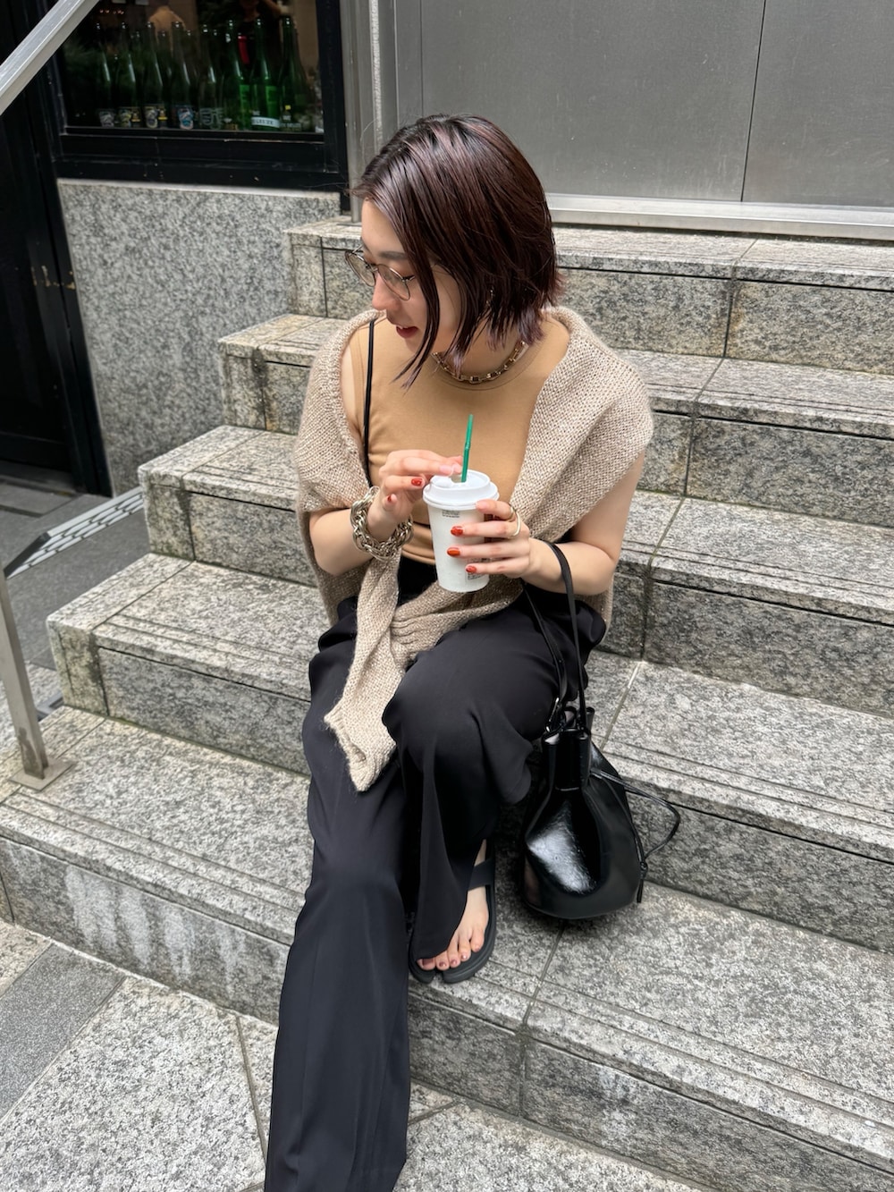 ベージュ系のニット/セーター、ブラック系のショルダーバッグ、ブラック系のその他パンツを着用したレディースの夏コーディネートの7枚目の写真