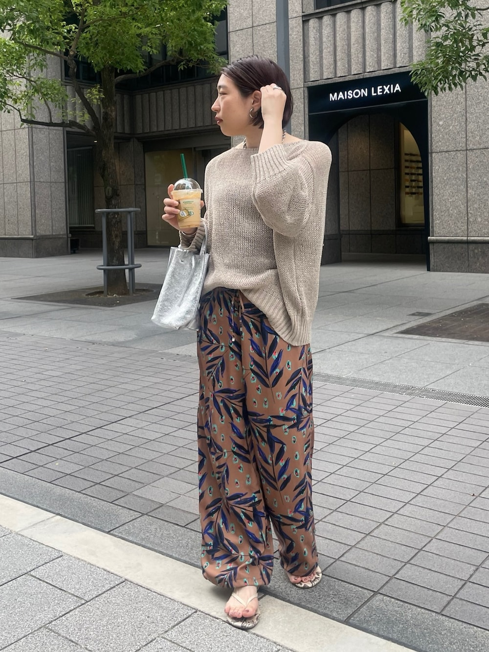 イエロー系のその他パンツ、ベージュ系のニット/セーター、シルバー系のショルダーバッグを着用したレディースの夏コーディネートの4枚目の写真