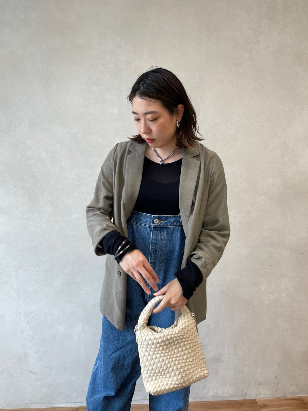 ブルー系のサロペット/オーバーオール、ベージュ系のテーラードジャケット、ブルー系のTシャツ/カットソーを着用したレディースの春コーディネートの7枚目の写真