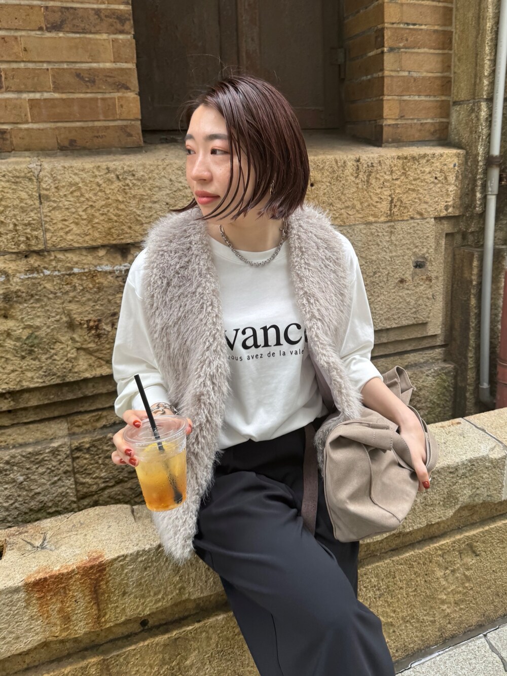 ブラック系のスラックス、グレー系のベスト、ホワイト系のTシャツ/カットソーを着用したレディースの夏コーディネートの4枚目の写真