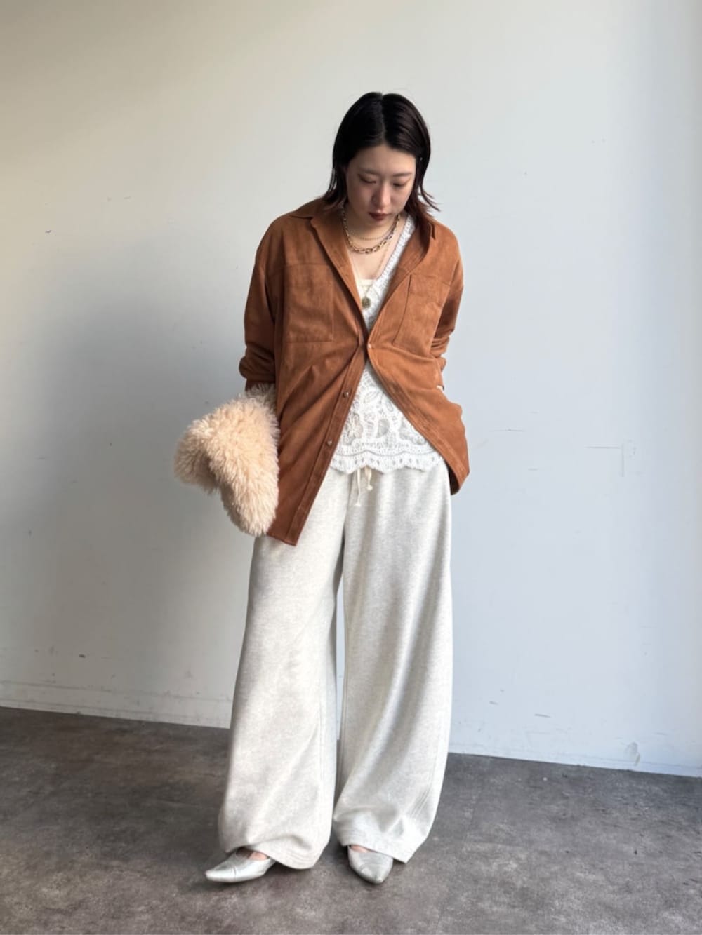 ホワイト系のその他パンツ、イエロー系のシャツ/ブラウス、ホワイト系のシャツ/ブラウスを着用したレディースの秋コーディネートの2枚目の写真