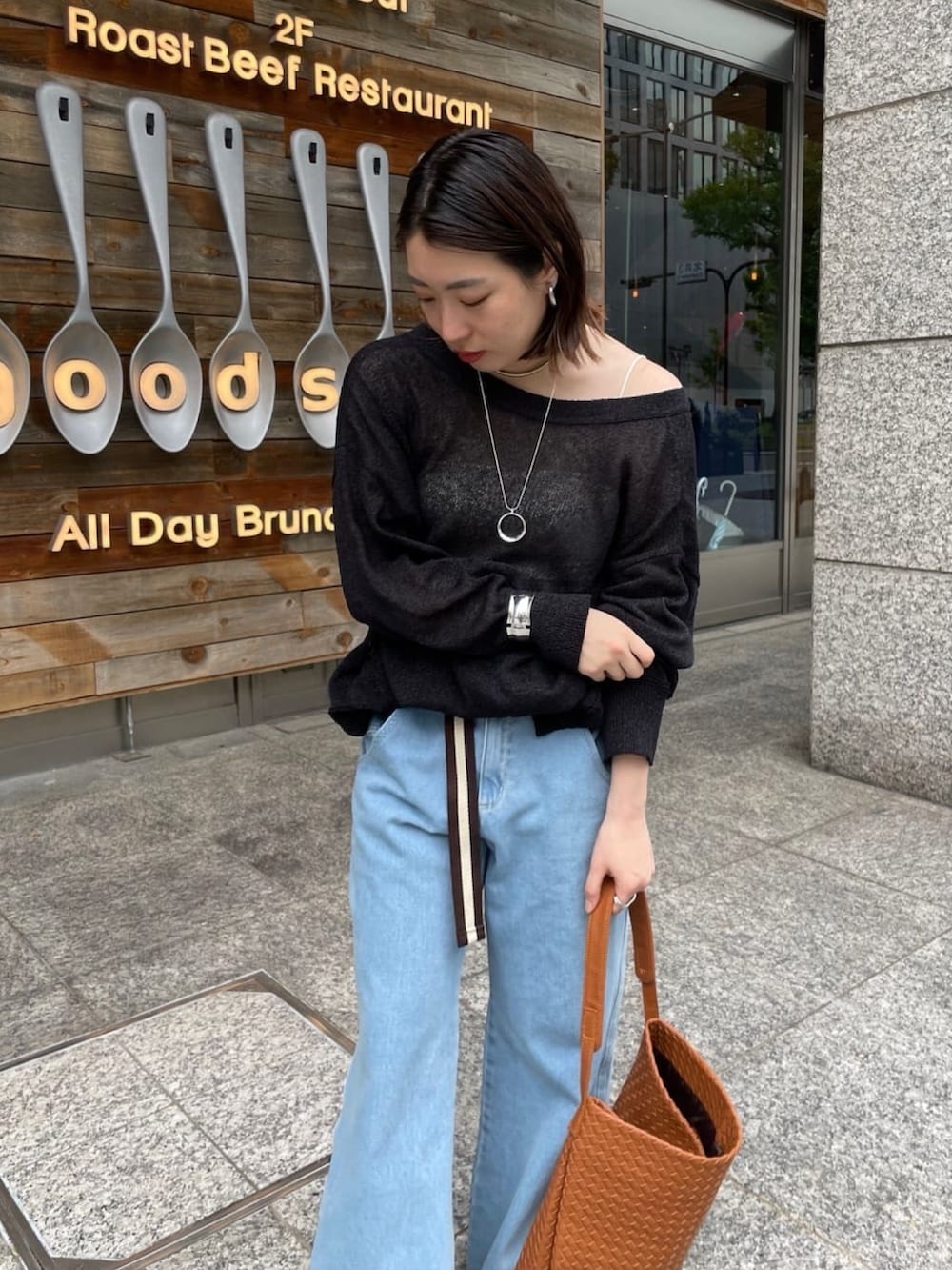 ブラック系のカーディガン/ボレロ、ブルー系のデニムパンツ、ブラウン系のベルトを着用したレディースの夏コーディネートの6枚目の写真