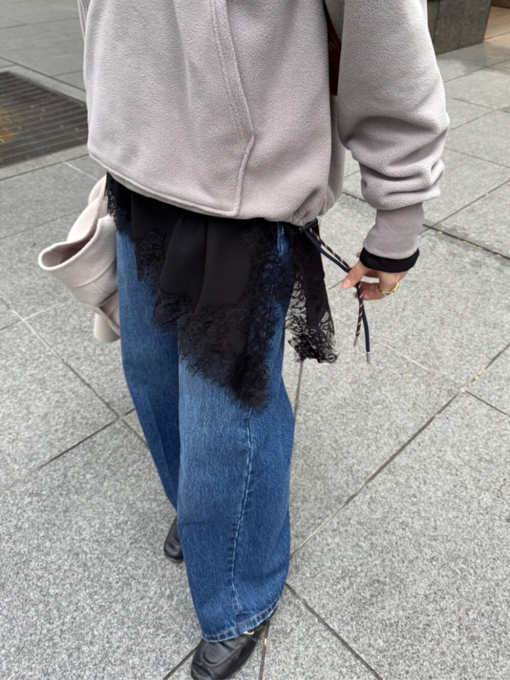 ベージュ系のその他アウター、ブルー系のデニムパンツ、グレー系のTシャツ/カットソーを着用したレディースの冬コーディネートの6枚目の写真