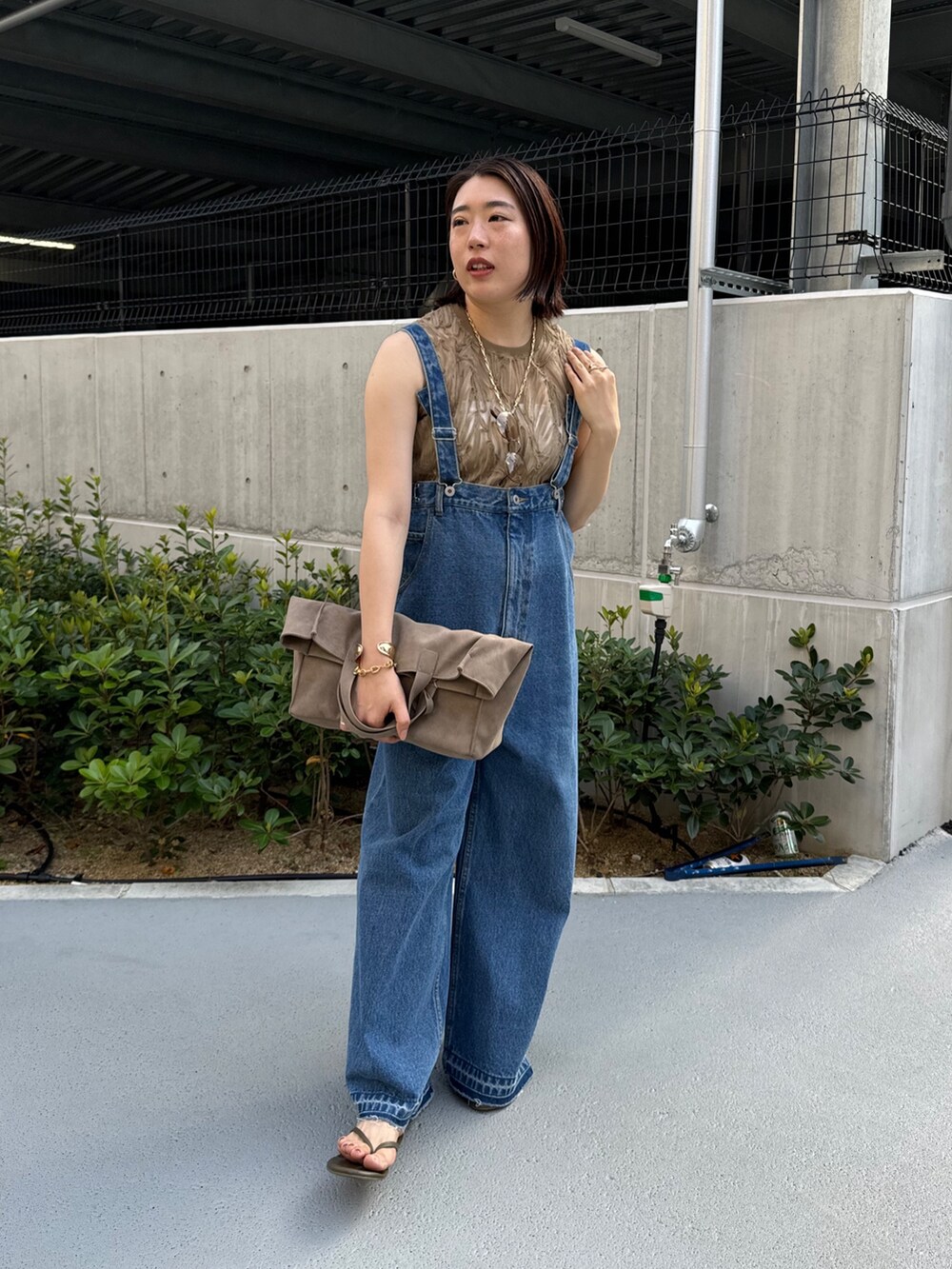 「カーキ、ジャケット、サロペット、デニム、デニムコーデ、刺繍、シアートップス、透け感、秋コーデ、夏コーデ、秋服、夏服、おしゃ見えテクニック、大人カジュアルコーデ、カジュアルコーデ」｜「DouDouのデニムサロペット（サロペット/オーバーオール、ブルー系）」を使った、yuさん（レディース・162cm）の夏コーディネートの7枚目の写真