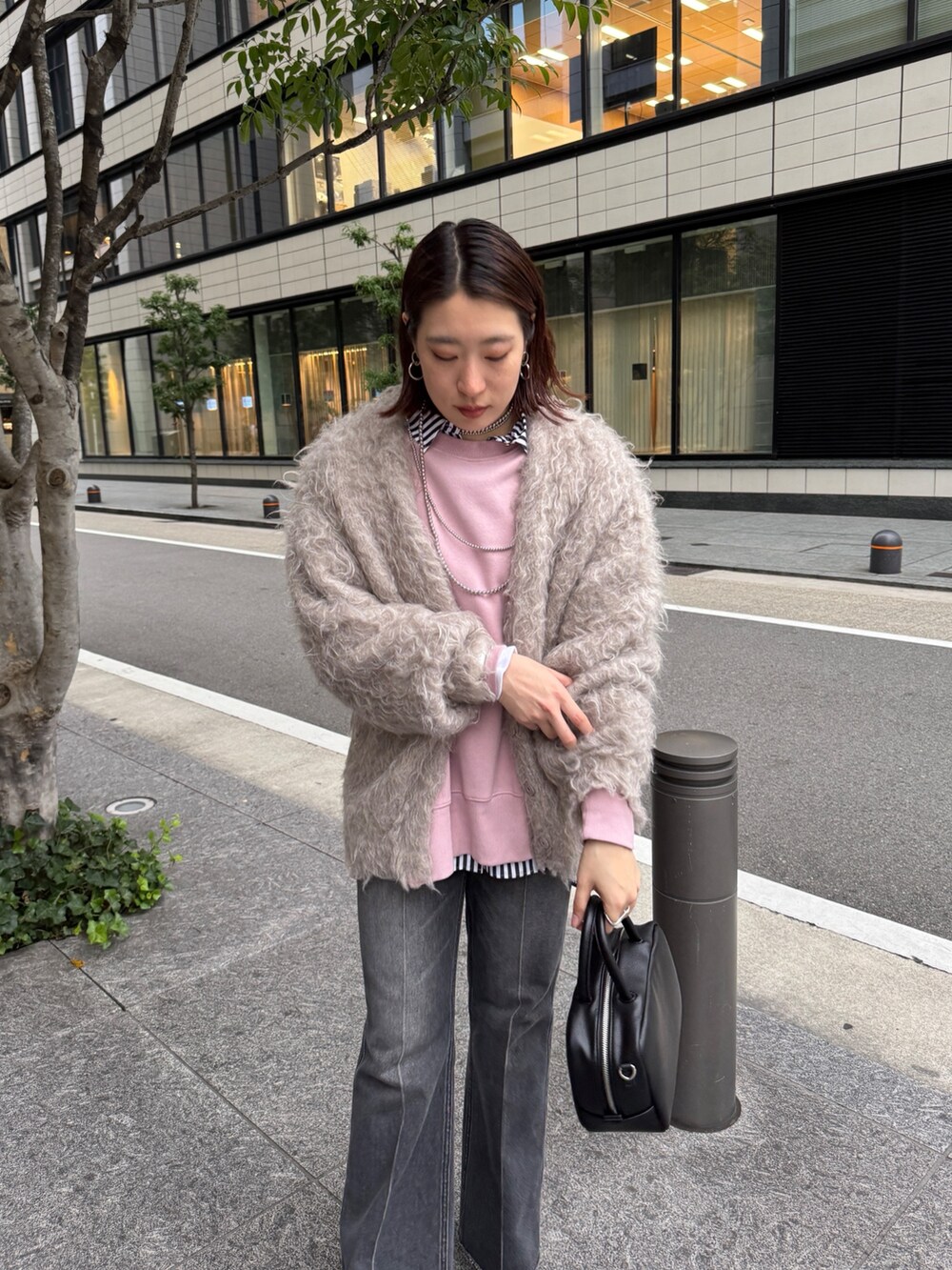 ピンク系のTシャツ/カットソー、ブルー系のシャツ/ブラウス、ブラック系のデニムパンツを着用したレディースの秋コーディネートの4枚目の写真