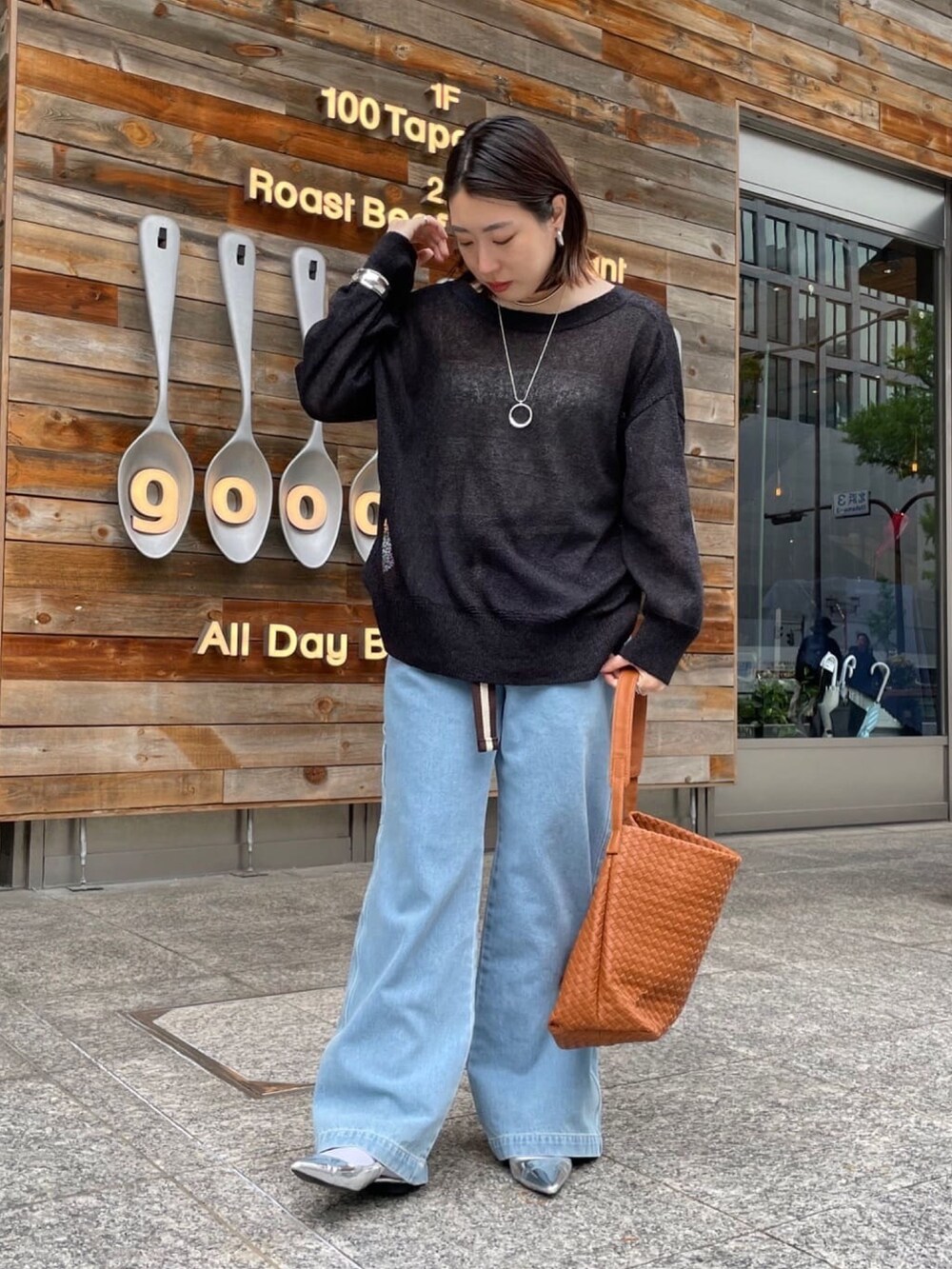 ブラック系のカーディガン/ボレロ、ブルー系のデニムパンツ、ブラウン系のベルトを着用したレディースの夏コーディネートの2枚目の写真