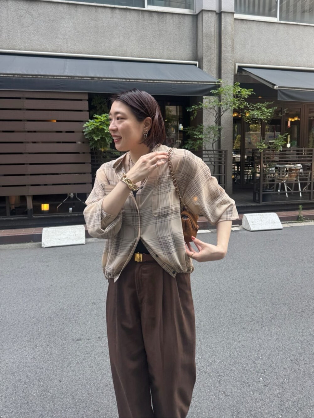 イエロー系のショルダーバッグ、ベージュ系のシャツ/ブラウス、ベージュ系のその他パンツを着用したレディースの夏コーディネートの4枚目の写真