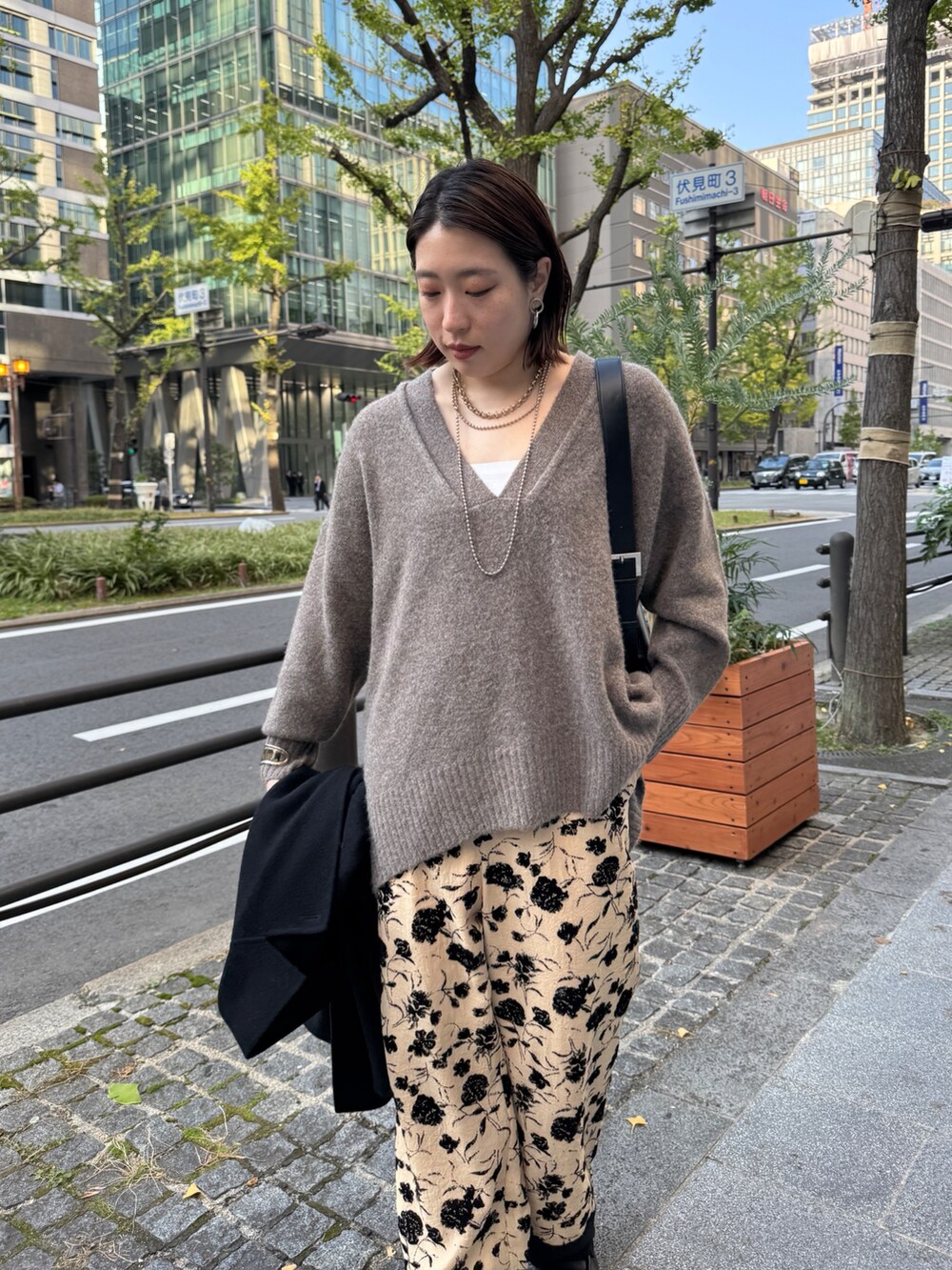ホワイト系のその他アウター、ベージュ系のニット/セーター、ベージュ系のその他パンツを着用したレディースの秋コーディネートの5枚目の写真