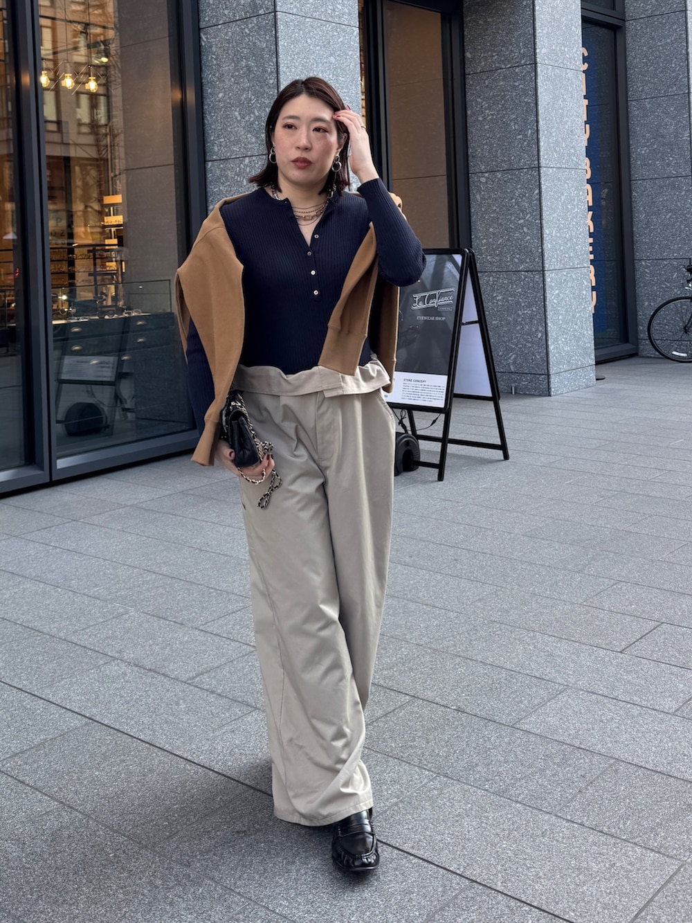 ベージュ系のその他パンツ、ブルー系のニット/セーター、イエロー系のスウェットを着用したレディースの冬コーディネートの9枚目の写真