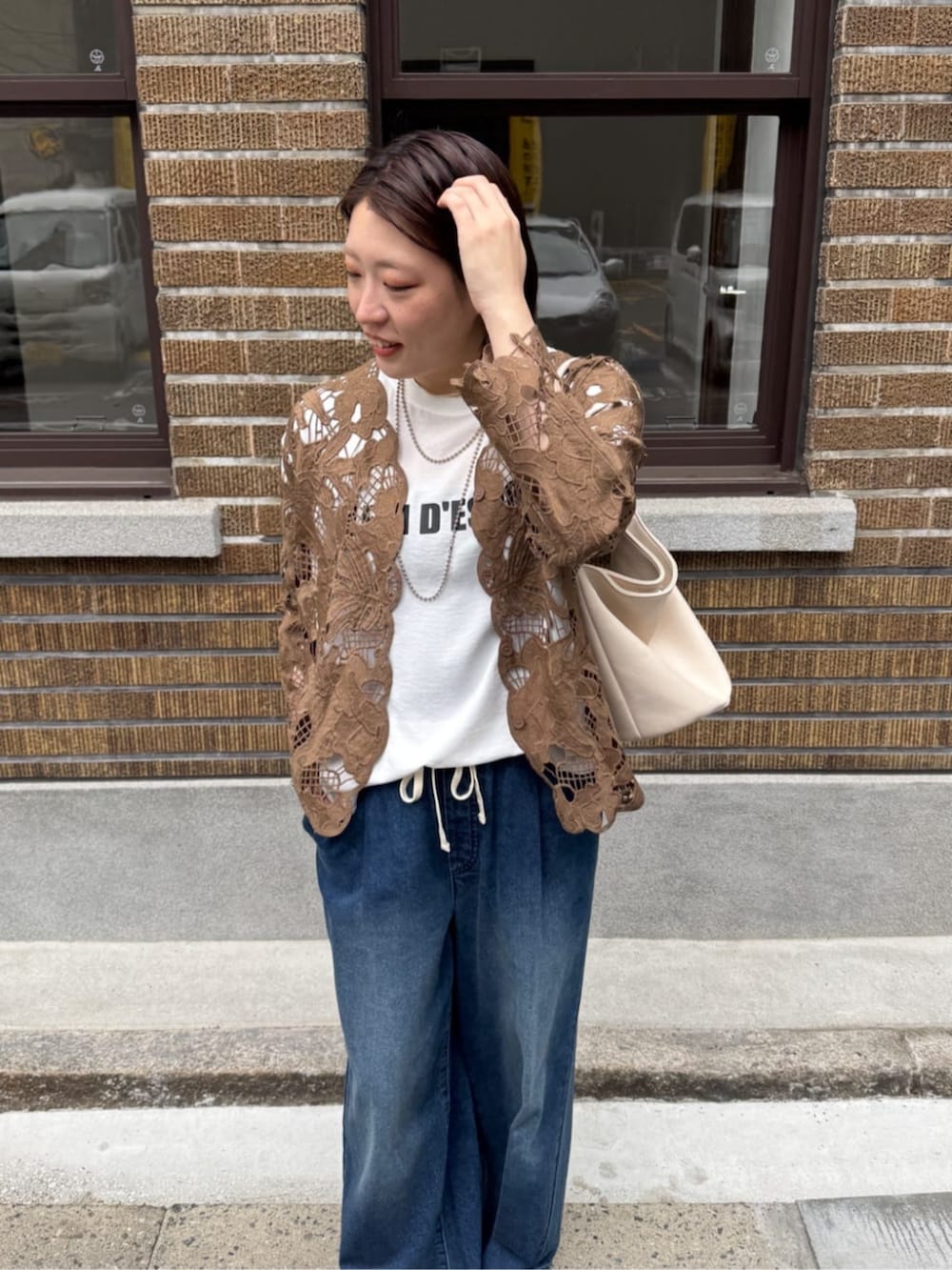 ブルー系のデニムパンツ、ホワイト系のシャツ/ブラウス、ブラウン系のシャツ/ブラウスを着用したレディースの春コーディネートの6枚目の写真