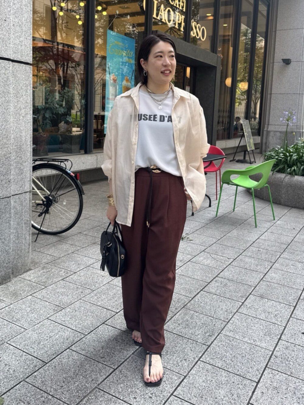 グレー系のシャツ/ブラウス、ブラック系のショルダーバッグ、レッド系のその他パンツを着用したレディースの夏コーディネートの6枚目の写真