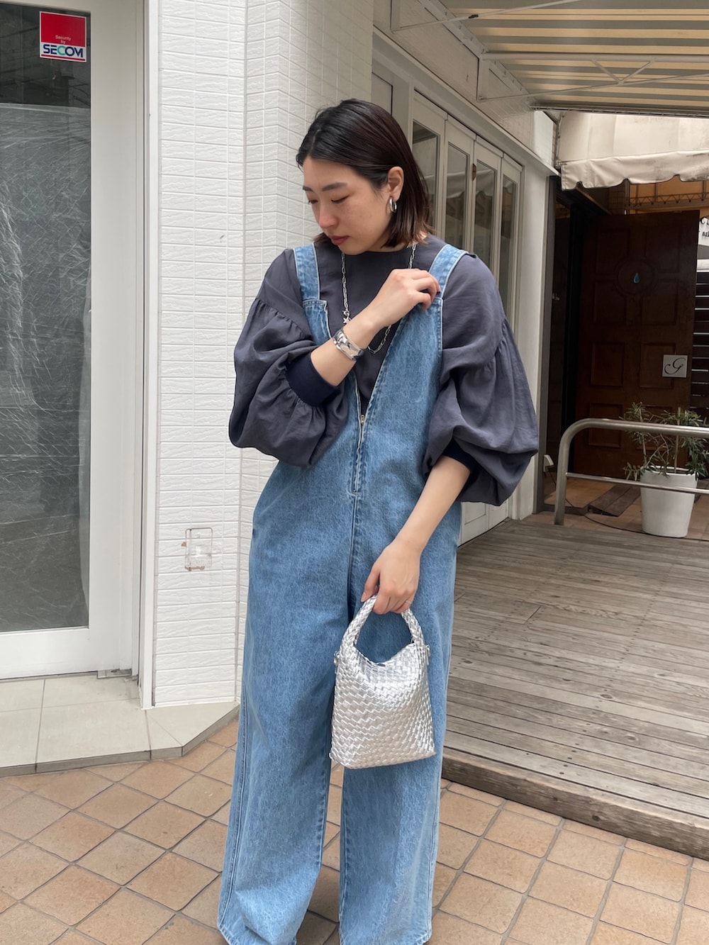 ブルー系のシャツ/ブラウス、ブルー系のサロペット/オーバーオール、シルバー系のショルダーバッグを着用したレディースの春コーディネートの8枚目の写真