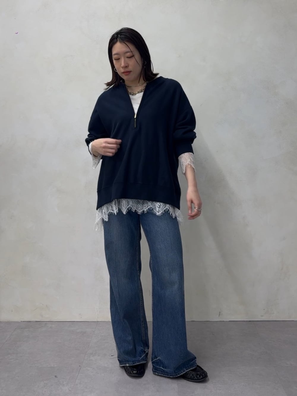 ブルー系のデニムパンツ、ホワイト系のTシャツ/カットソー、ブルー系のスウェットを着用したレディースの春コーディネートの2枚目の写真