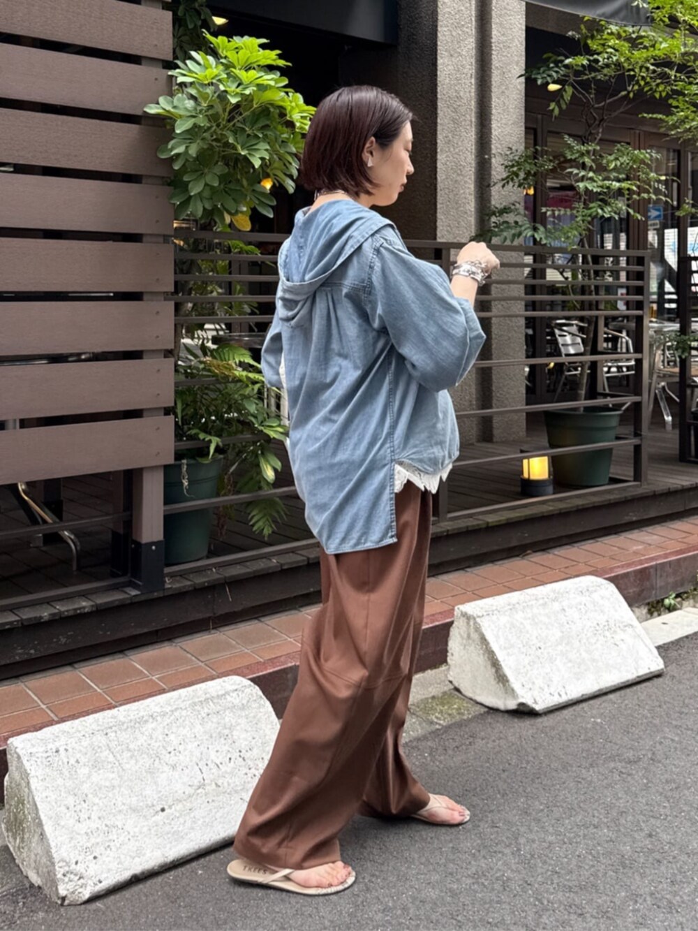 ホワイト系のシャツ/ブラウス、ブルー系のシャツ/ブラウス、ブラウン系のその他パンツを着用したレディースの夏コーディネートの8枚目の写真