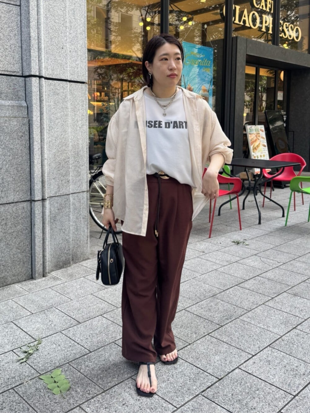 グレー系のシャツ/ブラウス、ブラック系のショルダーバッグ、レッド系のその他パンツを着用したレディースの夏コーディネートの3枚目の写真