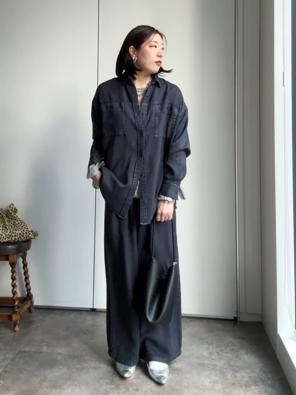 グレー系のシャツ/ブラウス、ブルー系のシャツ/ブラウス、ブルー系のその他パンツを着用したレディースの冬コーディネートの5枚目の写真