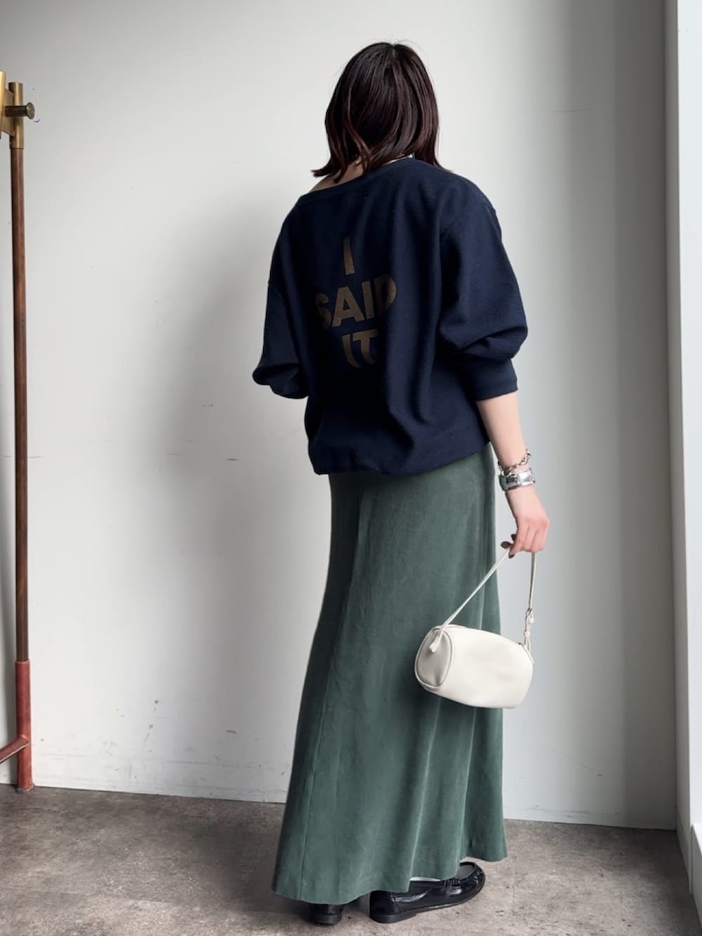 グリーン系のスカート、ブルー系のTシャツ/カットソーを着用したレディースの冬コーディネートの5枚目の写真