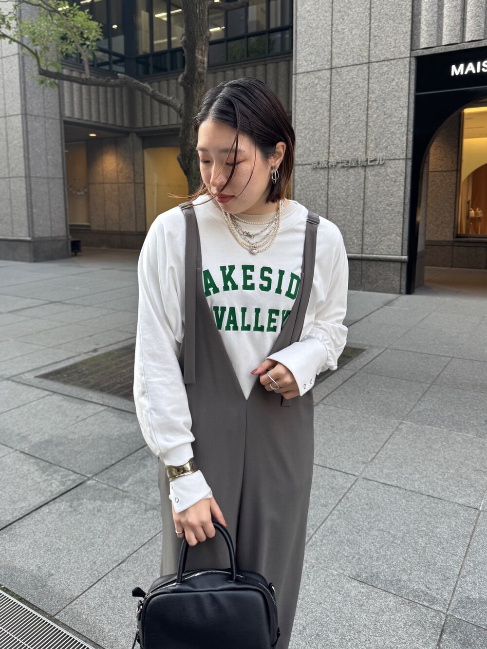 グレー系のつなぎ/オールインワン、ホワイト系のTシャツ/カットソー、シルバー系のネックレスを着用したレディースの冬コーディネートの8枚目の写真